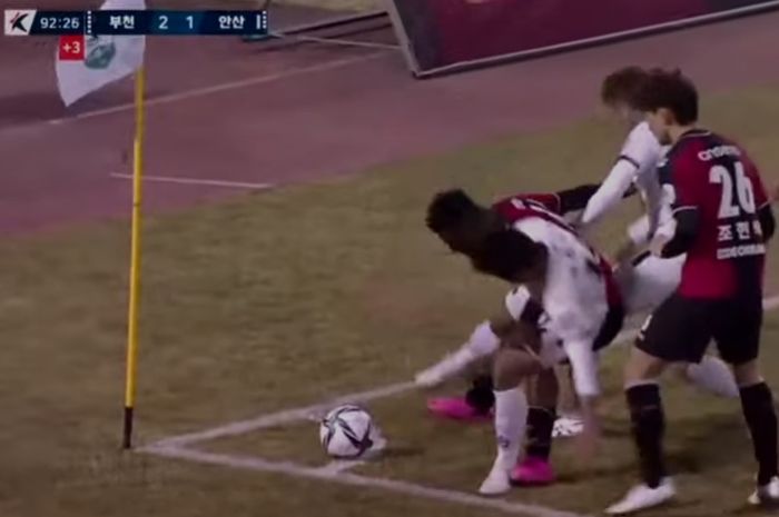 Asnawi Mangkualam dalam duel melawan Samuel Nnamani pada laga Bucheon FC vs Ansan Greeners (26/2/2022). 