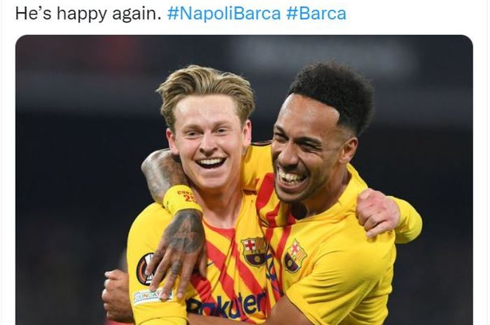 Pierre-Emerick Aubameyang (kanan) bersama Frenkie de Jong merayakan gol Barcelona ke gawang Napoli di play-off Liga Europa.