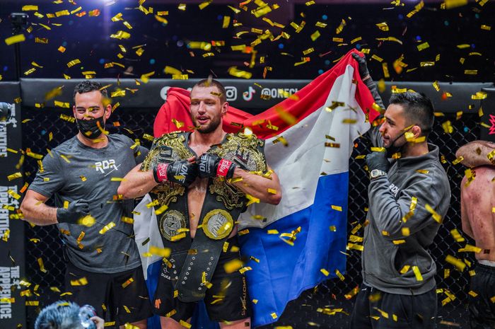 Reinier de Ridder, sukses mempertahankan sabuk juara kelas menengah setelah mengalahkan Kiamrian Abbasov pada ajang ONE Championship: Full Circle, Jumat (25/2/2022) di Singapura.