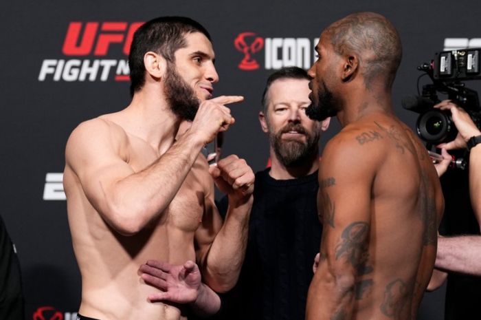 Islam Makhachev (kiri) dan Bobby Green (kanan) saat melakukan sesi face-off jelang UFC Vegas 49. Keduanya akan bertarung pada Minggu (27/2/2022).