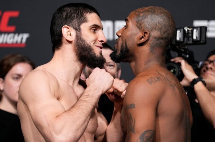 Islam Makhachev (kiri) dan Bobby Green (kanan) saat melakukan sesi face-off jelang UFC Vegas 49. Keduanya akan bertarung pada Minggu (27/2/2022).