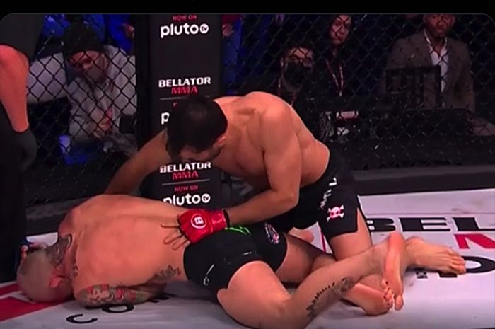 Momen eks jagoan UFC, Gegard Mousasi memukul KO Austin Vanderford di Bellator 275 (25/2/2022).
