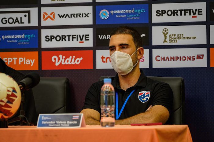 Pelatih timnas U-23 Thailand, Salvador Garcia dalam sesi jumpa pers jelang laga final Piala AFF U-23 2022 melawan timnas Vietnam.