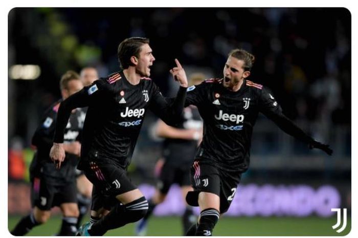 Dusan Vlahovic (kiri) merayakan gol Juventus ke gawang Empoli pada duel Liga Italia di Carlo Castellani, 26 Februari 2022.