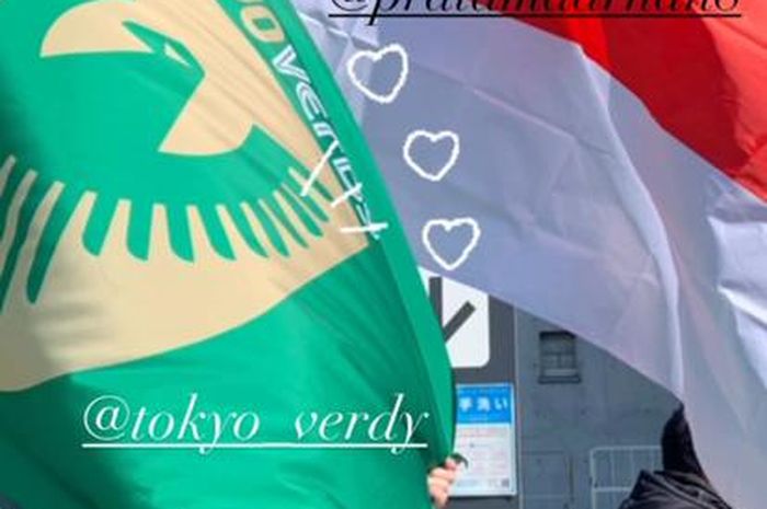 Bendera Indonesia bersanding dengan bendera Tokyo Verdy dalam laga pekan kedua J-LEAGUE, Minggu (27/2/2022)