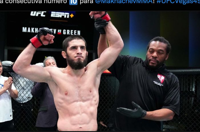 Jagoan kelas ringan yang juga rekan seperguruan Khabib Nurmagomedov, Islam Makhachev saat dinyatakan menang pada UFC Vegas 49 (27/2/2022).
