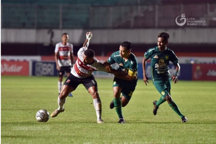 Suasana pertemuan terakhir Persebaya lawan Madura United di Stadion Maguwoharjo, Sleman (20/11/2021). 