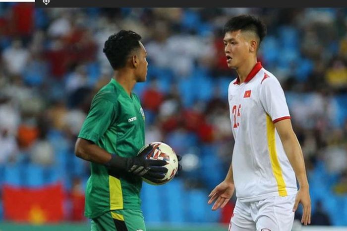 Kiper Timnas U-23 Vietnam, Tran Liem Dieu (kanan), masuk ke lapangan sebagai striker saat menghadapi Timor Leste di semifinal Piala AFF U-23 2022, Kamis (24/2/2022)