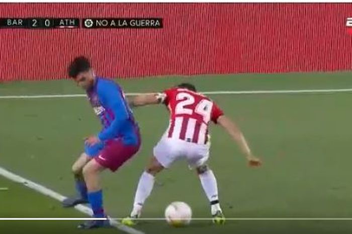 Aksi Pedri melakukan nutmeg pada laga Liga Spanyol antara Barcelona vs Athletic Bilbao, 27 Februari 2022.