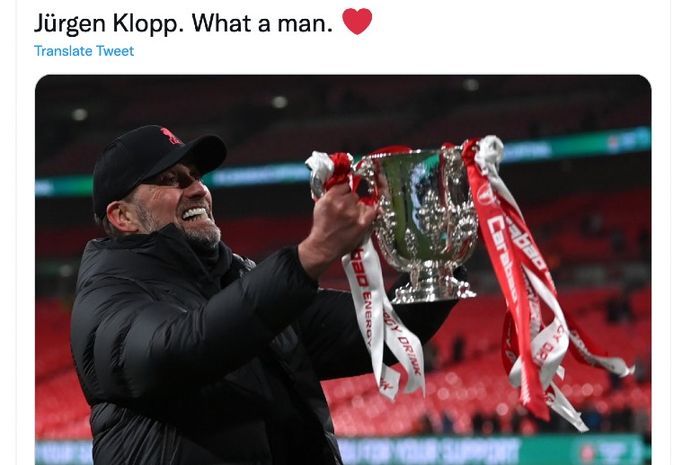 Pelatih Liverpool, Juergen Klopp, memegang trofi Piala Liga Inggris 2021-2022 usai laga final di Stadion Wembley, London,Minggu (28/2/2022) atau Senin dini hari WIB.