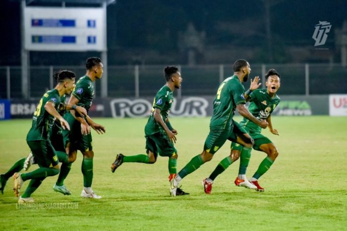 Bek Persebaya, Alie Sessay merayakan gol kemenangan bersama rekan setimnya saat melawan Madura United di Stadion I Gusti Ngurah Rai malam ini (28/2/2022) WIB. 