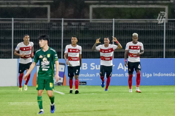 Para pemain Madura United merayakan gol ke gawang Persebaya.