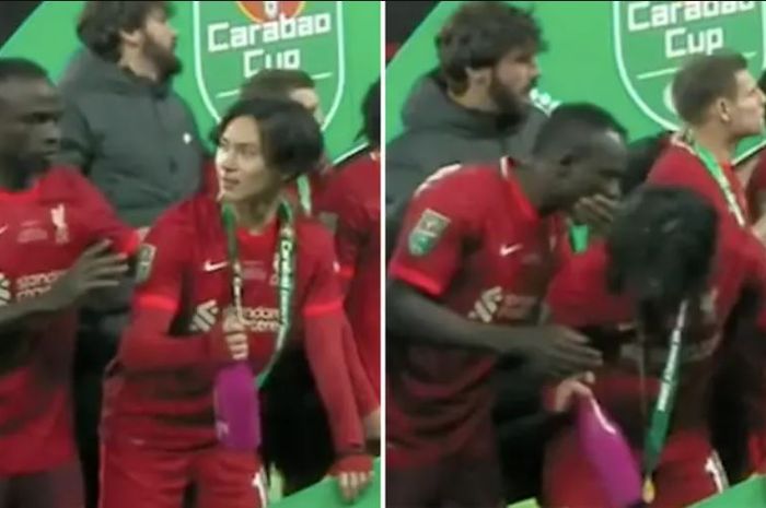 Striker Liverpool, Sadio Mane, berbisik kepada rekan setimnya, Takumi Minanino, saat perayaan gelar juara Liverpool.