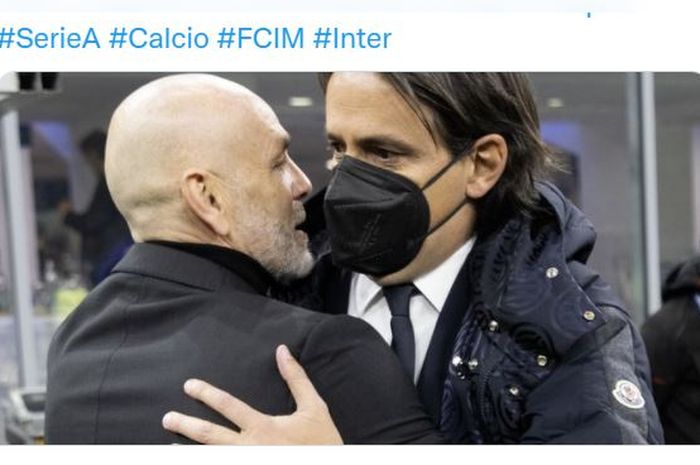 Pelatih AC Milan, Stefano Pioli (kiri), berpelukan dengan pelatih Inter Milan, Simone Inzaghi.