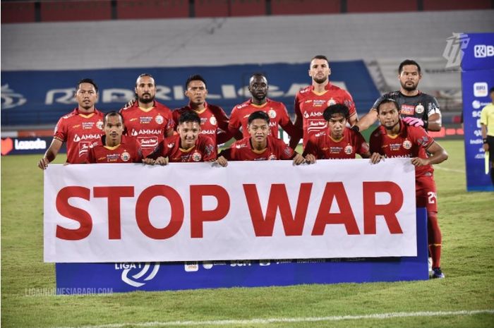 Pemain Persija Jakarta membentangkan spanduk STOP WAR sebagai aksi solidaritas untuk perdamaian di Ukraina yang sedang diinvasi Russia.