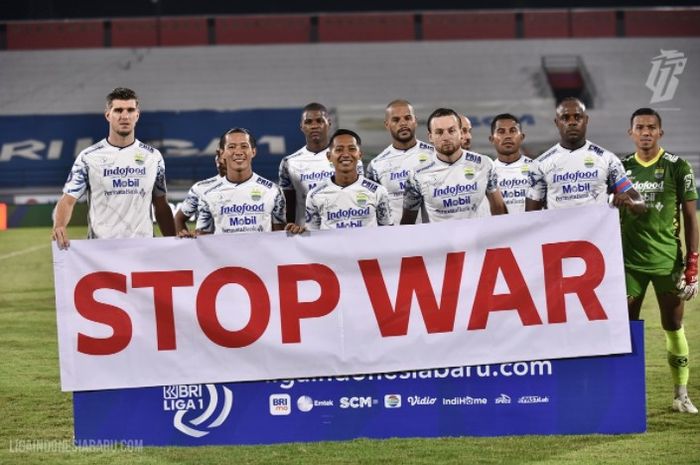 Pemain Persib Bandung membentangkan spanduk STOP WAR sebagai aksi solidaritas untuk perdamaian di Ukraina yang sedang diinvasi Russia.