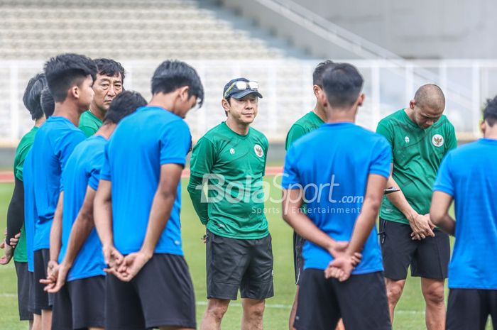 Pelatih timnas U-19 Indonesia, Shin Tae-yong, sedang memimpin latihan para pemainnya di Stadion Madya, Jakarta, 2 Maret 2022.