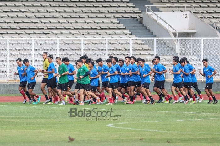 Skuat timnas U-19 Indonesia (skuad timnas U-19 Indonesia) sedang berlatih di Stadion Madya, Senayan, Jakarta, 2 Maret 2022.