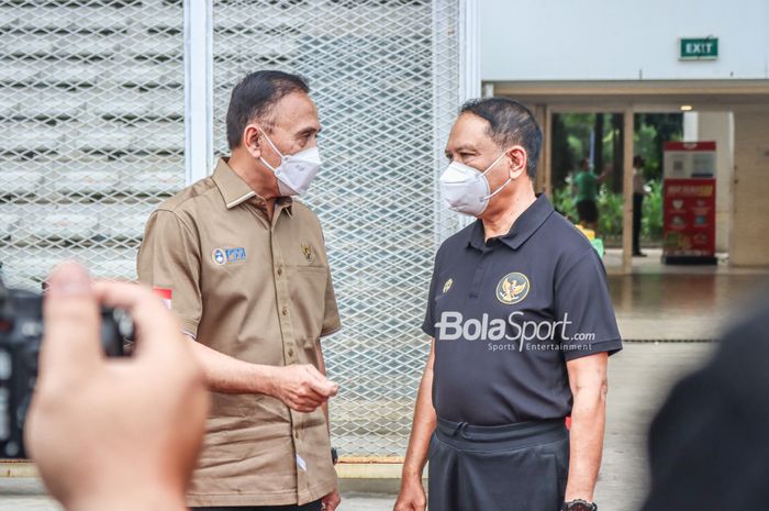 Ketua Umum PSSI, Mochamad Iriawan (kiri), serta Menteri Pemuda dan Olahraga Republik Indonesia, Zainudin Amali (kanan), sedang berada di Stadion Madya, Senayan, Jakarta, 2 Maret 2022.