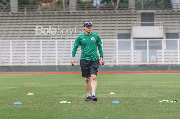 Pelatih timnas U-19 Indonesia, Shin Tae-yong, sedang memantau para pemainnya di Stadion Madya, Senayan, Jakarta, 2 Maret 2022.