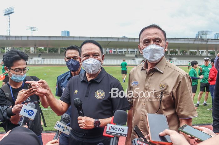 Menteri Pemuda dan Olahraga Republik Indonesia, Zainudin Amali (kiri), dan Ketua Umum PSSI, Mochamad Iriawan (kanan), sedang memberikan keterangan kepada awak media di Stadion Madya, Senayan, Jakarta, 2 Maret 2022.