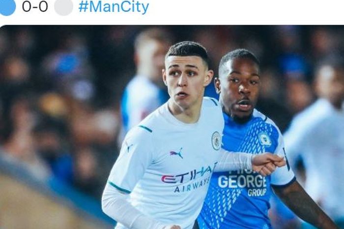 Gelandang Manchester City, Phil Foden beraksi dalam laga putaran kelima Piala FA kontra Peterborough United di Stadion Weston Homes, Selasa (1/3/2022).