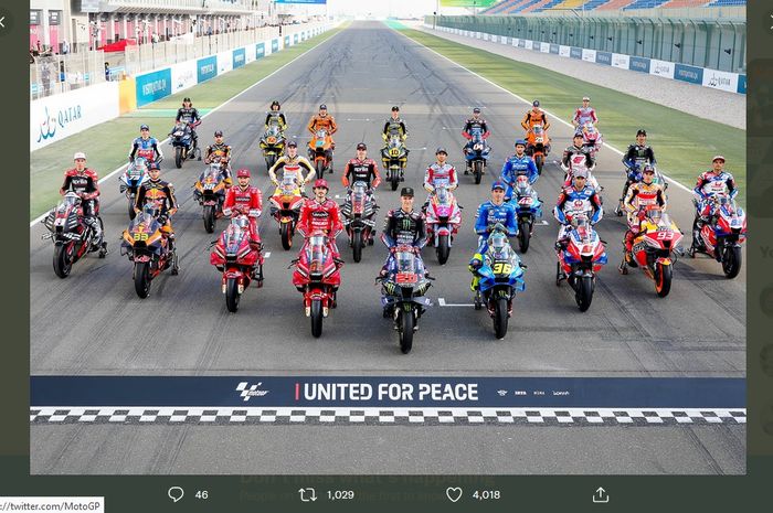 Dua puluh empat pembalap MotoGP musim 2022 berfoto bersama menjelang balapan perdana di Sirkuit Losail, Qatar, yang berlangsung pada Minggu (6/3/2022).