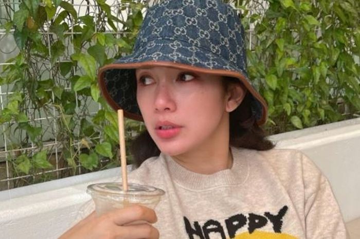 Padahal hidup tajir, Ussy Sulistiawaty tak malu pergi belanja sendirian ke pasar dengan gaya yang santai, begini potretnya.