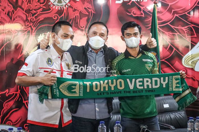 CEO PSIS Semarang, Yoyok Sukawi (kiri) dan Ketua Umum PSSI, Mochamad Iriawan (tengah), sedang berfoto bersama Pratama Arhan (kanan) di Kantor PSSI, Jakarta, 4 Maret 2022.