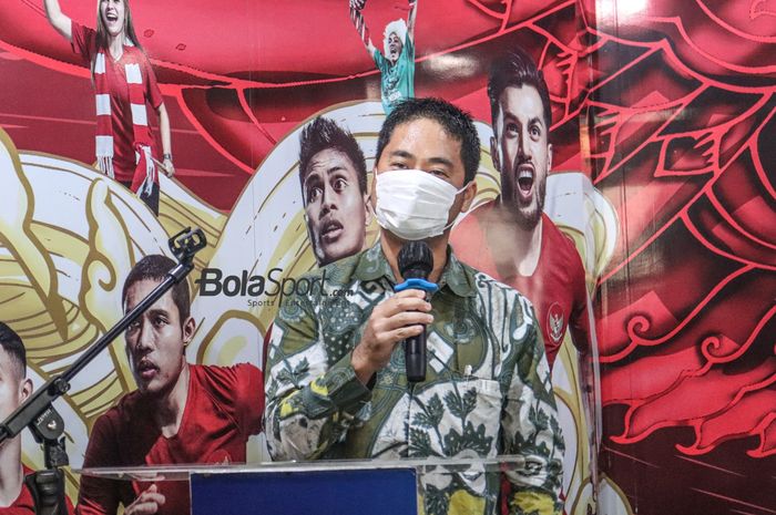 Direktur Informasi dan Kebudayaan, Wakabayashi Takahiro, sedang memberikan keterangan kepada awak media di Kantor PSSI, Senayan, Jakarta, 4 Maret 2022.