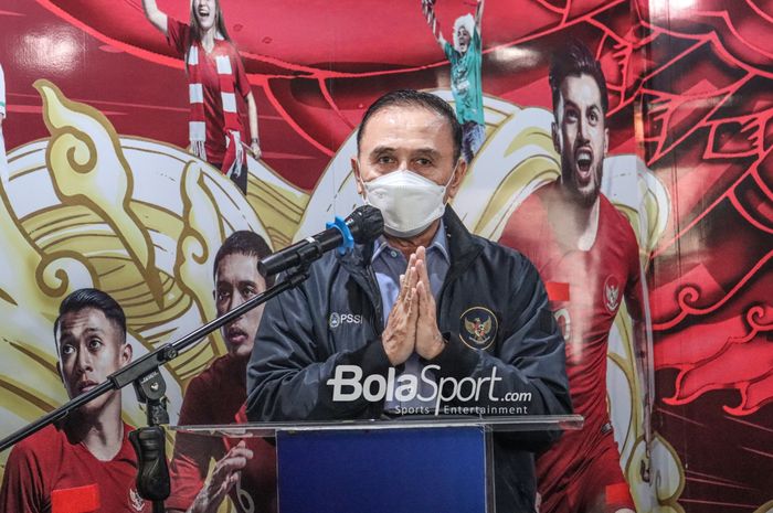 Ketua Umum PSSI, Mochamad Iriawan,  sedang memberikan keterangan kepada awak media  di Kantor PSSI, Senayan, Jakarta, 4 Maret 2022.