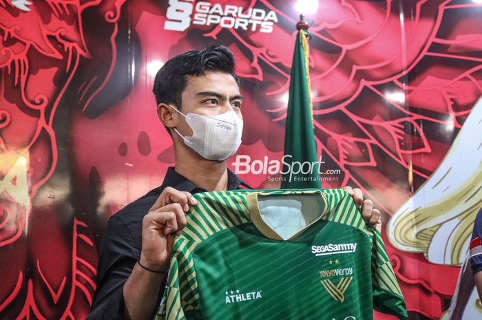 Pratama Arhan sedang berfoto dengan jersey Tokyo Verdy di Kantor PSSI, Senayan, Jakarta, 3 Maret 2022.