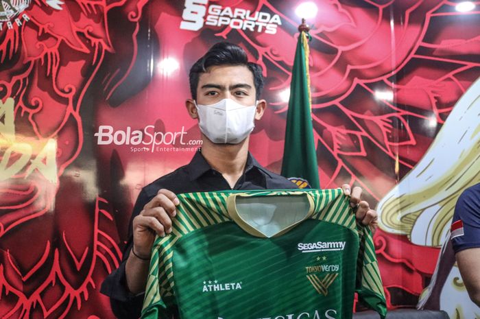 Pratama Arhan sedang berfoto dengan jersey Tokyo Verdy di Kantor PSSI, Senayan, Jakarta, 3 Maret 2022.