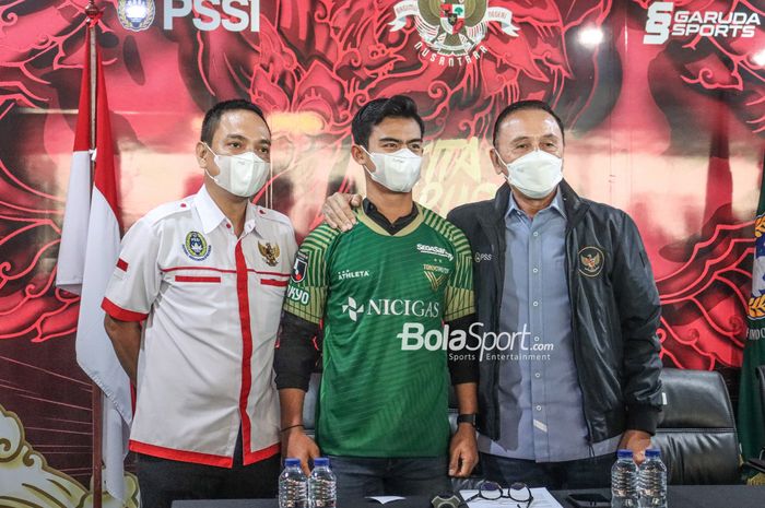 CEO PSIS Semarang, Yoyok Sukawi (kiri) dan Ketua Umum PSSI, Mochamad Iriawan (kanan), sedang berfoto bersama Pratama Arhan (tengah) di Kantor PSSI, Senayan, Jakarta, 4 Maret 2022.