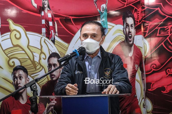 Ketua Umum PSSI, Mochamad Iriawan, sedang memberikan keterangan kepada awak media di Kantor PSSI, Senayan, Jakarta, 4 Maret 2022.