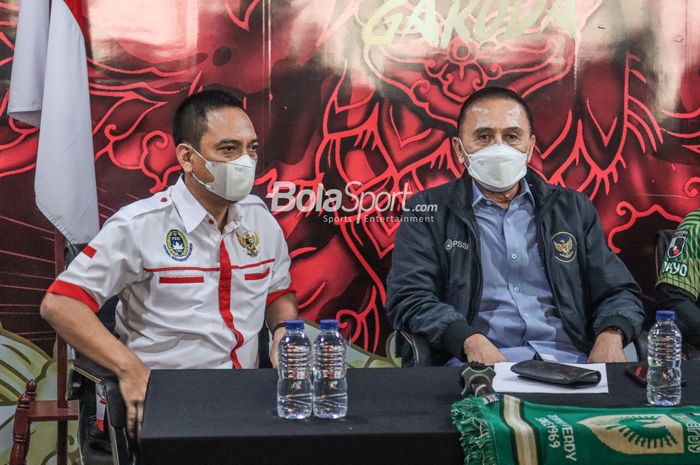 CEO PSIS Semarang, Yoyok Sukawi (kiri) dan Ketua Umum PSSI, Mochamad Iriawan (kanan), nampak hadir dalam jumpa pers di Kantor PSSI, Senayan, Jakarta, 4 Maret 2022.