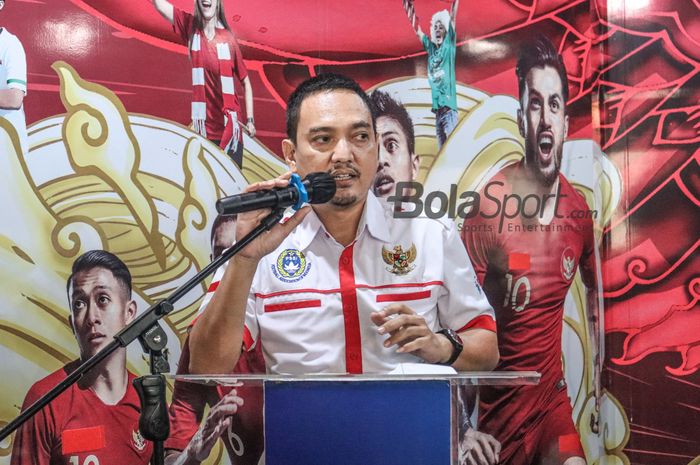 CEO PSIS Semarang, Yoyok Sukawi, sedang memberikan keterangan kepada awak media  di Kantor PSSI, Senayan, Jakarta, 4 Maret 2022.