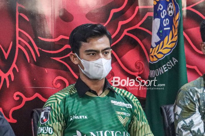 Pratama Arhan nampak memakai jersey Tokyo Verdy dalam jumpa pers di Kantor PSSI, Senayan, Jakarta, 4 Maret 2022.