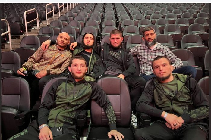 Atas dari kiri: Ali Abdelaziz, Islam Makhachev, Khabib Nurmagomedov. Bawah dari kiri: Tagir Ulanbekov dan Umar Nurmagomedov.