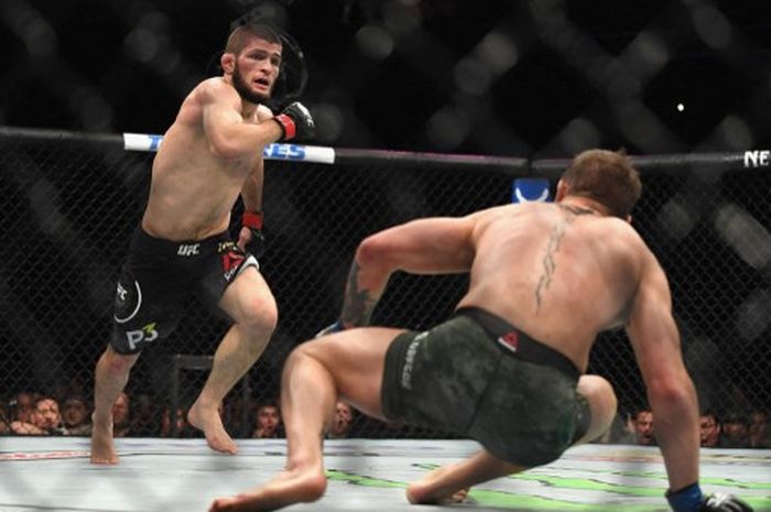 Petarung kelas ringan UFC, Khabib Nurmagomedov (kiri), saat melawan Conor McGregor untuk gelar kelas ringan pada UFC 229 di T-Mobile Arena, Nevada, Amerika Serikat, 6 Oktober 2018.