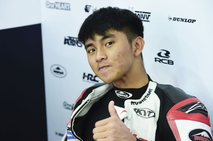 Pembalap Honda Team Asia, Mario Aji, saat hari kedua Moto3 Qatar yang berlangsung di Sirkuit Losail, Qatar, 5 Maret 2022.