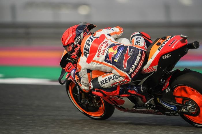 Pembalap Repsol Honda, Marc Marquez, pada hari kedua seri MotoGP Qatar di Sirkuit Losail, Qatar, 5 Maret 2022.