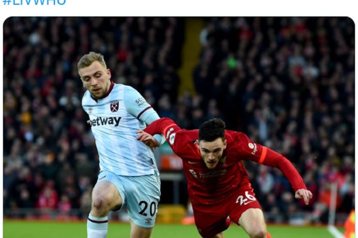 Jarrod Bowen berduel dengan Andrew Robertson dalam pertandingan Liverpool melawan West Ham United di Liga Inggris, Sabtu (5/3/2022) waktu setempat atau Minggu dini hari WIB.