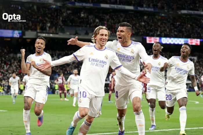 Para pemain Real Madrid merayakan gol Luka Modric ke gawang Real Sociedad dalam laga pekan ke-27 Liga Spanyol 2021-2022, Sabtu (05/03/2022) waktu setempat atau Minggu dini hari WIB.