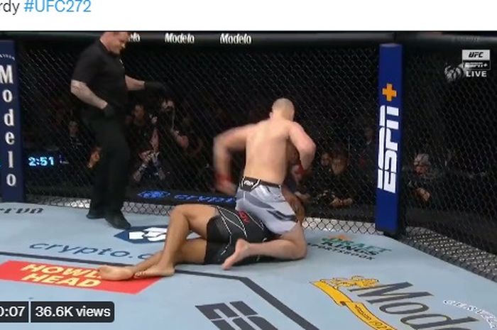 Momen petarung berjulukan Si Beruang Kutub, Sergey Spivak menghabisi Greg Hardy pada UFC 272 (6/3/2022).