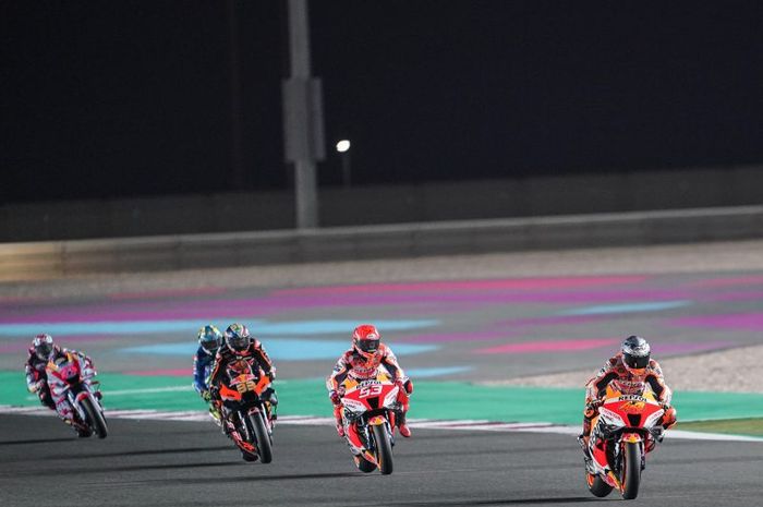 Pembalap Repsol Honda, Pol Espargaro, saat memimpin balapan MotoGP Qatar di Sirkuit Losail, Qatar, 6 Maret 2022. Tampak Espargaro diikuti rekan setim Marc Marquez, Brad Binder (Red Bull KTM), Joan Mir (Suzuki Ecstar), dan Enea Bastianini (Gresini Racing).