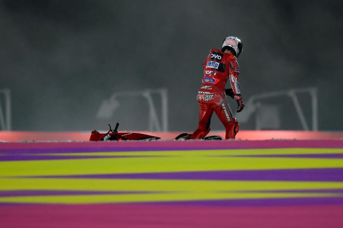 Pembalap Ducati, Francesco Bagnaia, mengalami kecelakaan pada balapan MotoGP Qatar 2022 di Sirkuit Losail, Minggu (6/3/2022).