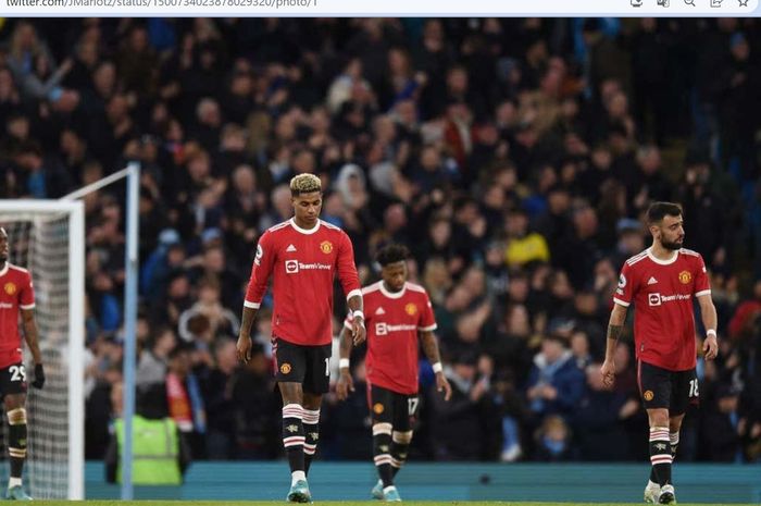 Ekspresi kecewa para pemain Manchester United saat kebobolan dari Manchester City dalam laga Liga Inggris di Stadion Etihad, Minggu (6/3/2022).