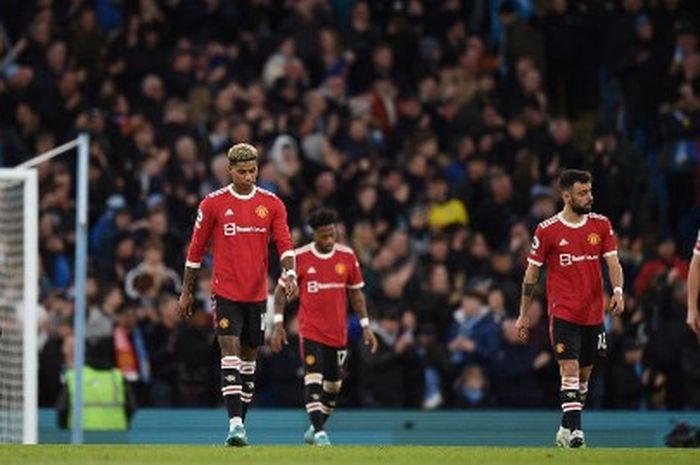 Ekspresi kecewa para pemain Manchester United saat kebobolan dari Manchester City dalam laga Liga Inggris di Stadion Etihad, Minggu (6/3/2022).