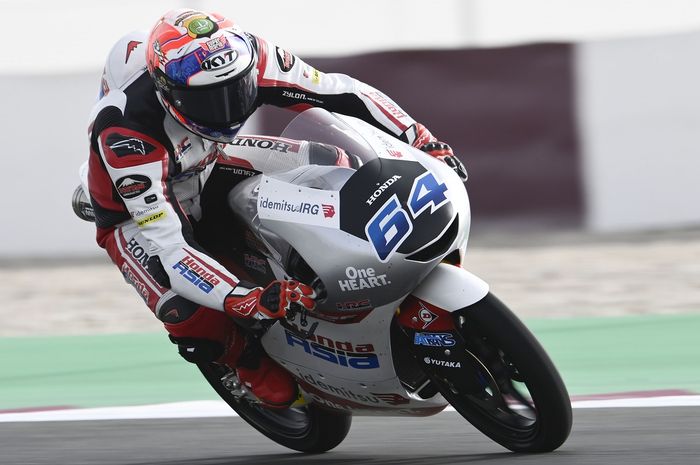 Pembalap Honda Team Asia asal Indonesia, Mario Aji, saat balapan Moto3 Qatar yang berlangsung di Sirkuit Losail, Qatar, 6 Maret 2022.